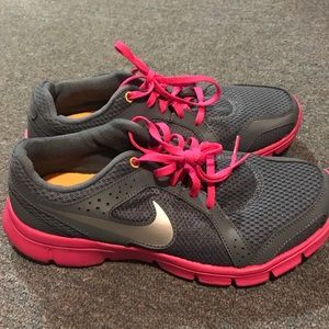 NIKE SNEAKERS SIZE 7 US